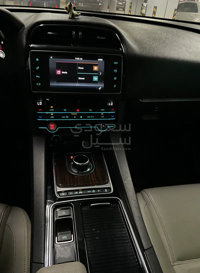 2018 جاكوار اف-بيس
