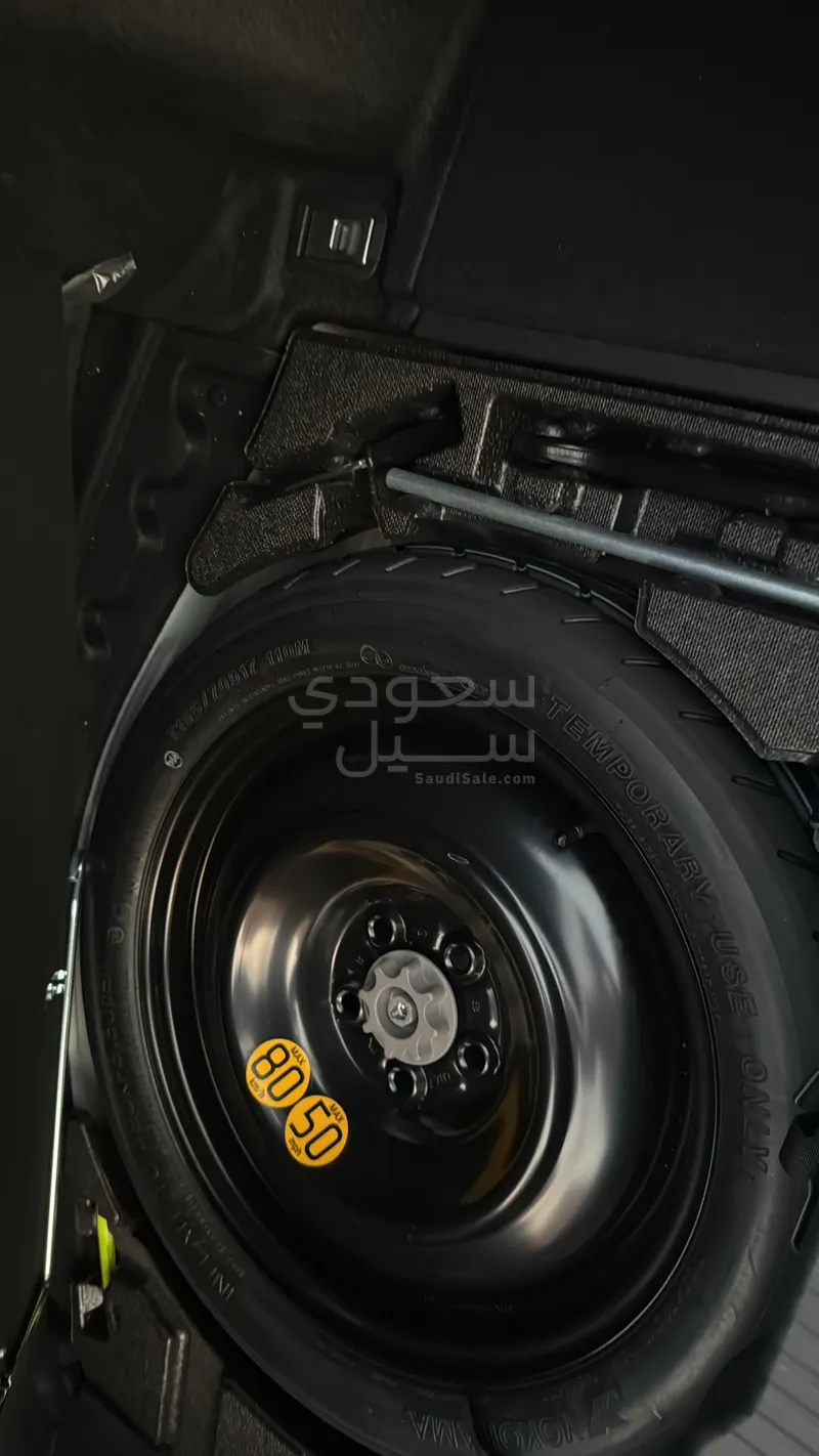 2024 لكزس إي إس 300