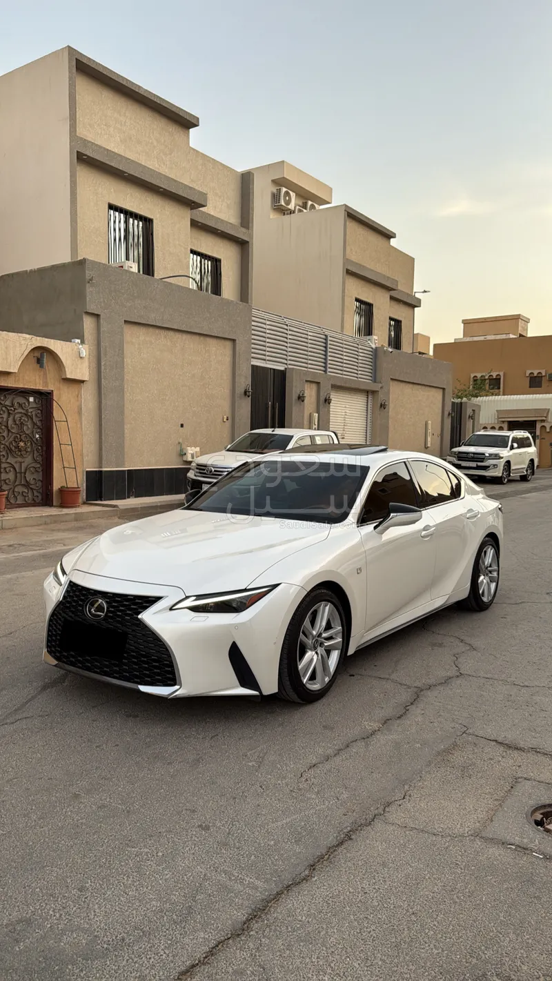 2024 لكزس إي إس 300