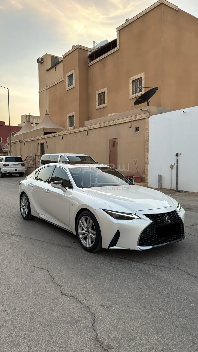 2024 لكزس إي إس 300