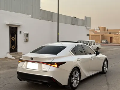 2024 لكزس إي إس 300