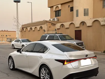 2024 لكزس إي إس 300