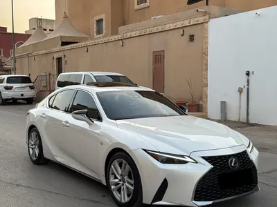 2024 لكزس إي إس 300