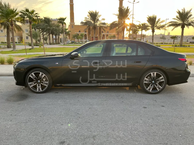 2024 بي ام دبليو الفئة السابعة 740 إل أي