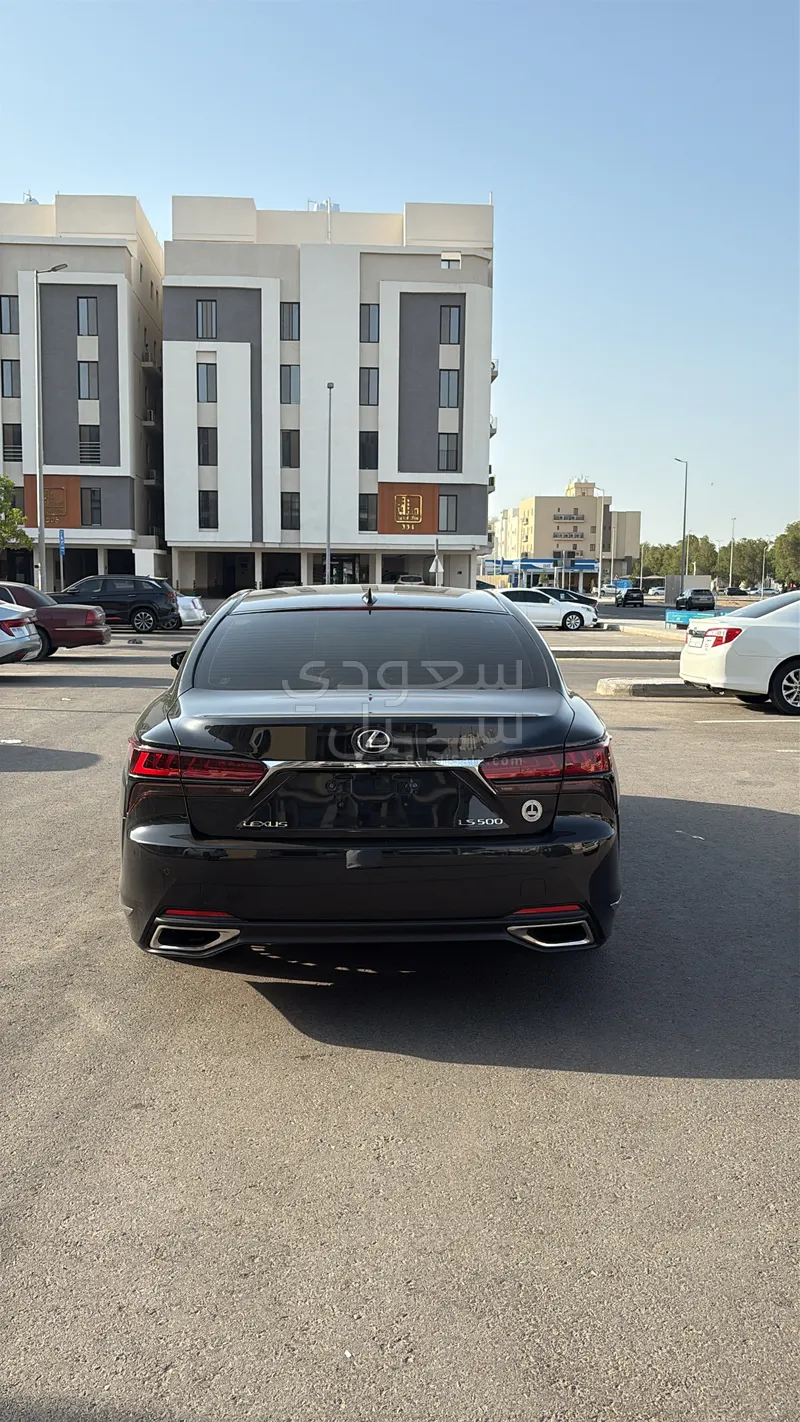 2023 لكزس إل إس 500