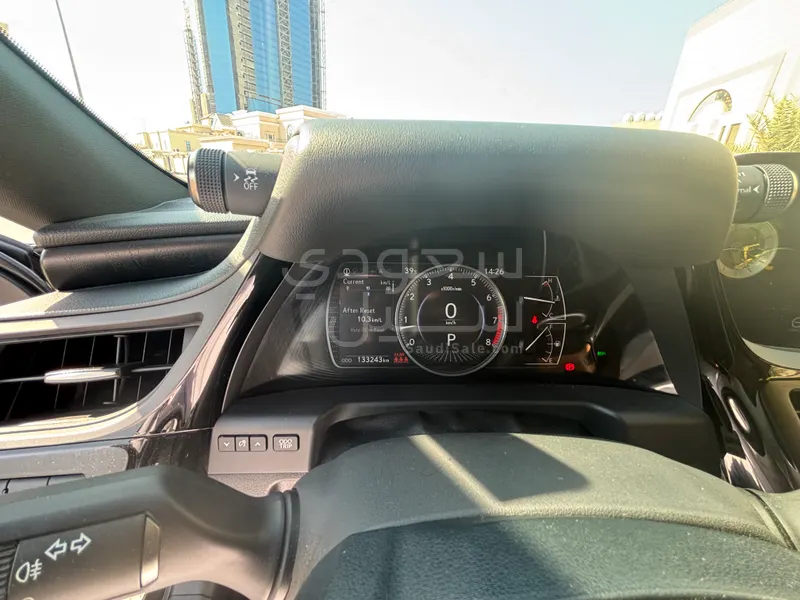 2022 لكزس إي إس 350