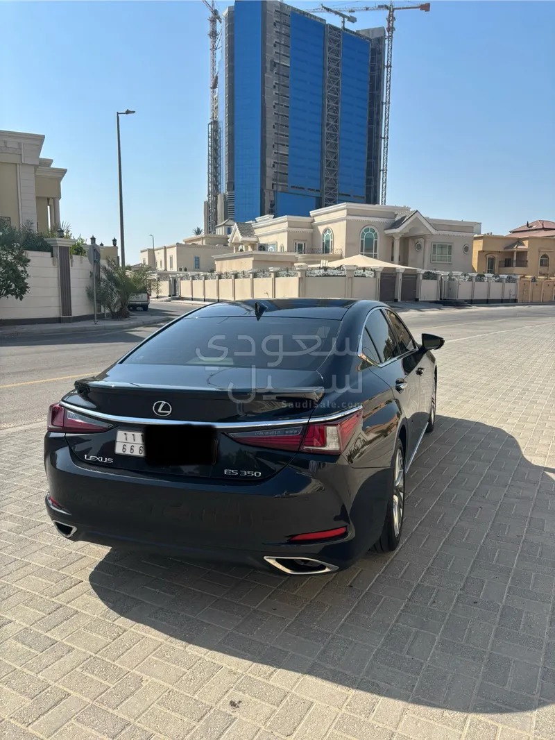 2022 لكزس إي إس 350