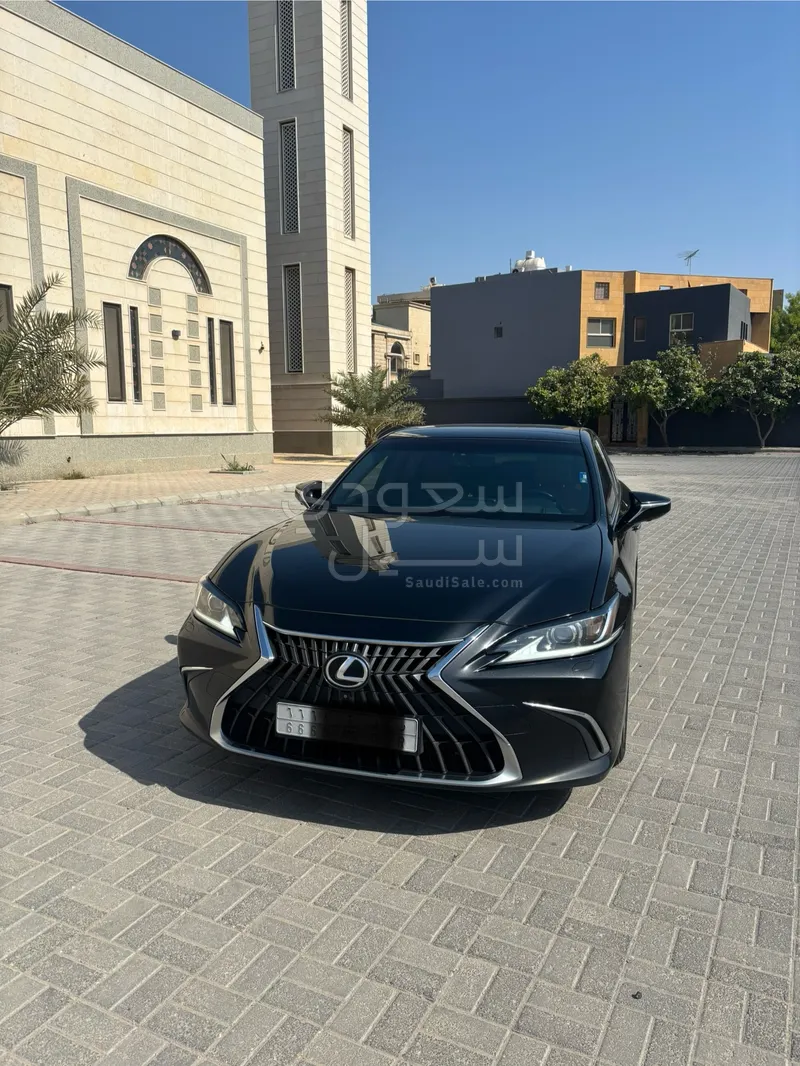 2022 لكزس إي إس 350