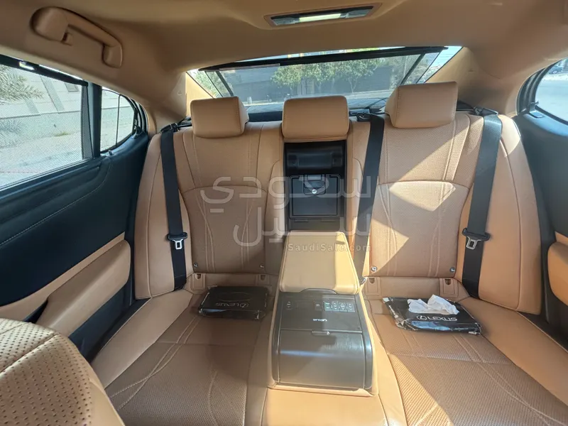2022 لكزس إي إس 350