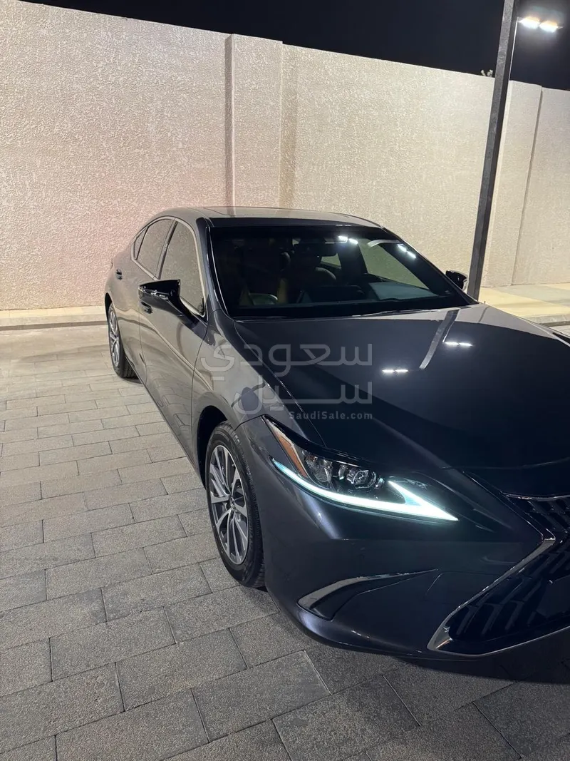 2023 لكزس إي إس 250