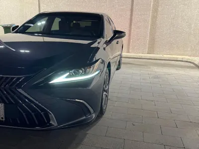 2023 لكزس إي إس 250
