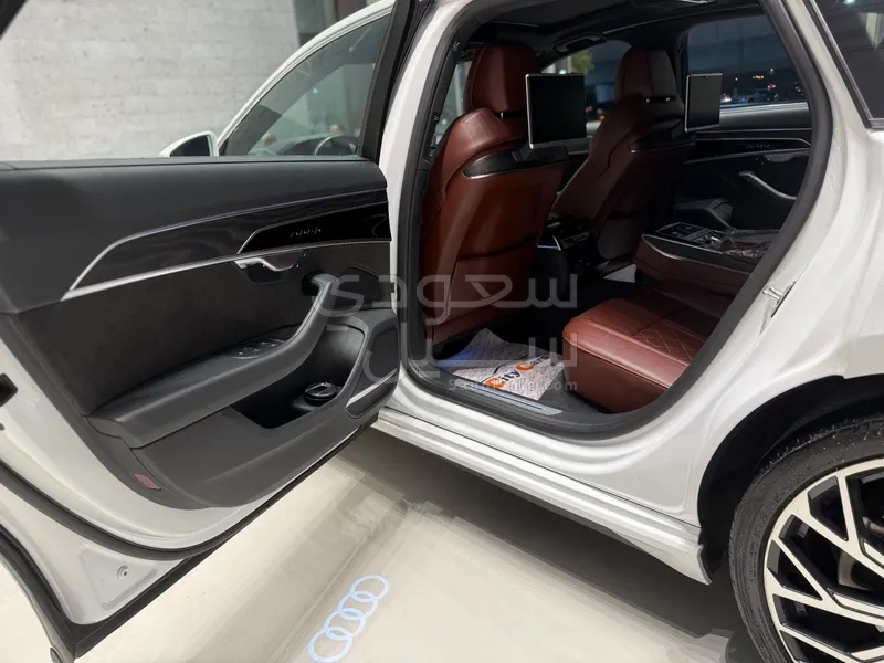 2020 اودي اي 8 ال 55تي اف اس أي