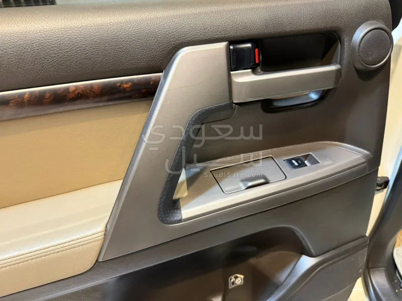 2011 تويوتا لاند كروزر في اكس ار