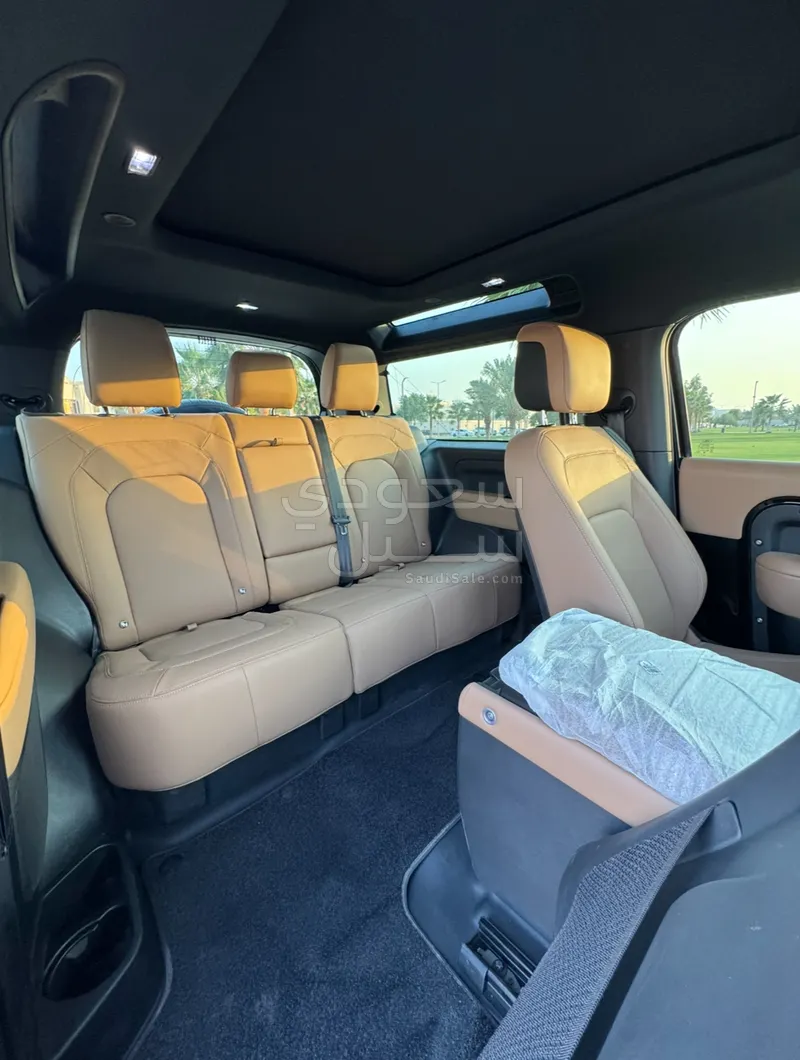 2025 Land Rover Defender 90