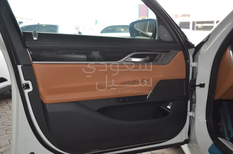 2021 بي ام دبليو الفئة السابعة 730 إل أي