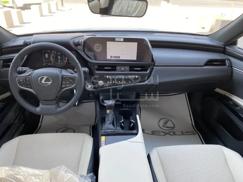 2025 لكزس إي إس 250