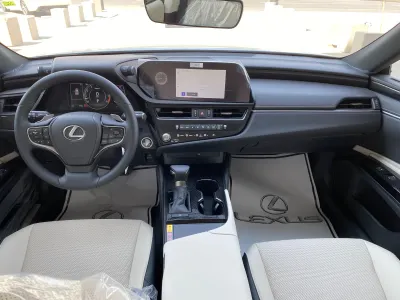 2025 لكزس إي إس 250