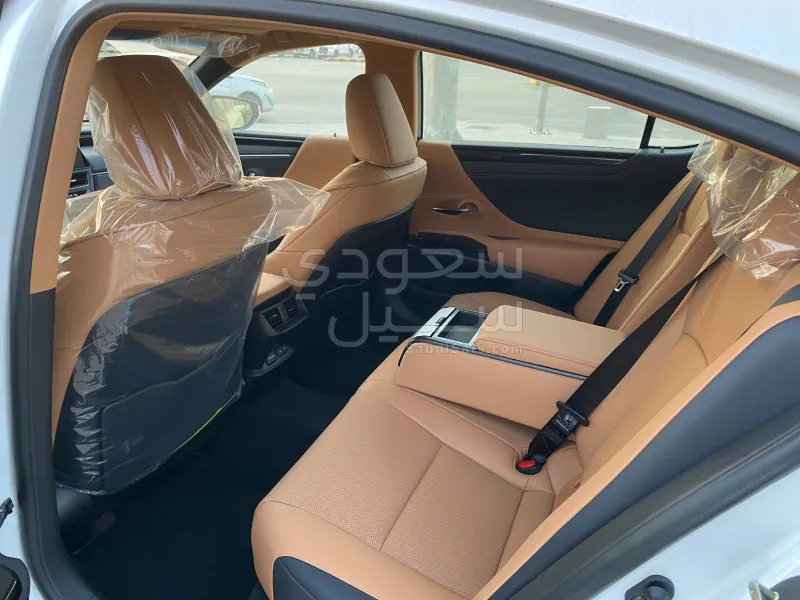 2025 لكزس إي إس 250