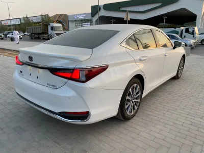 2025 لكزس إي إس 250