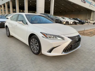 2025 لكزس إي إس 250
