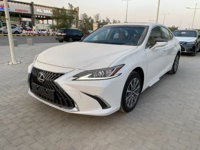 2025 لكزس إي إس 250