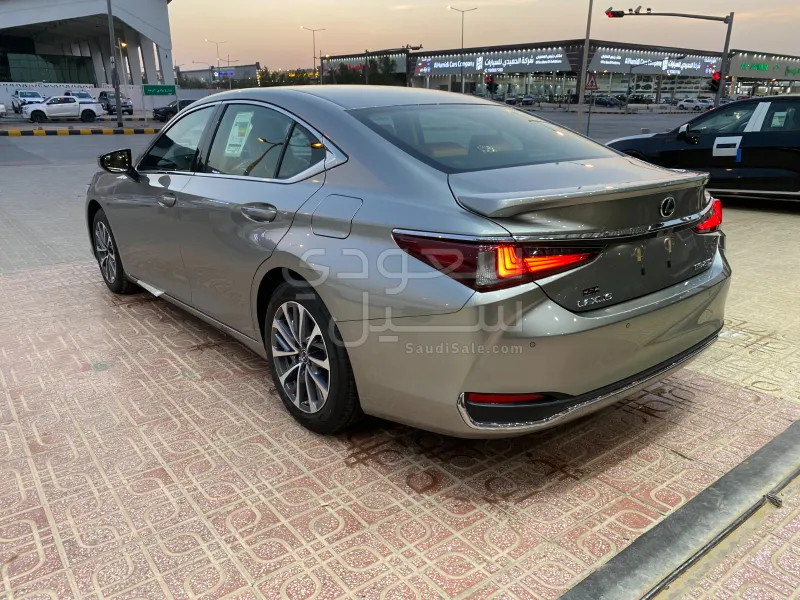 2025 لكزس إي إس 250