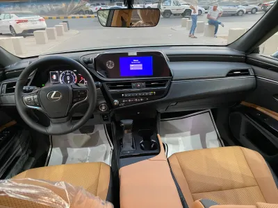 2025 لكزس إي إس 250