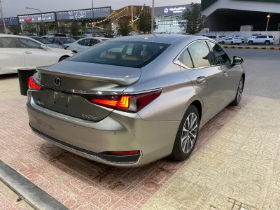 2025 لكزس إي إس 250