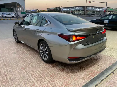 2025 لكزس إي إس 250