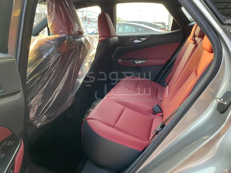 2025 لكزس إن إكس 350