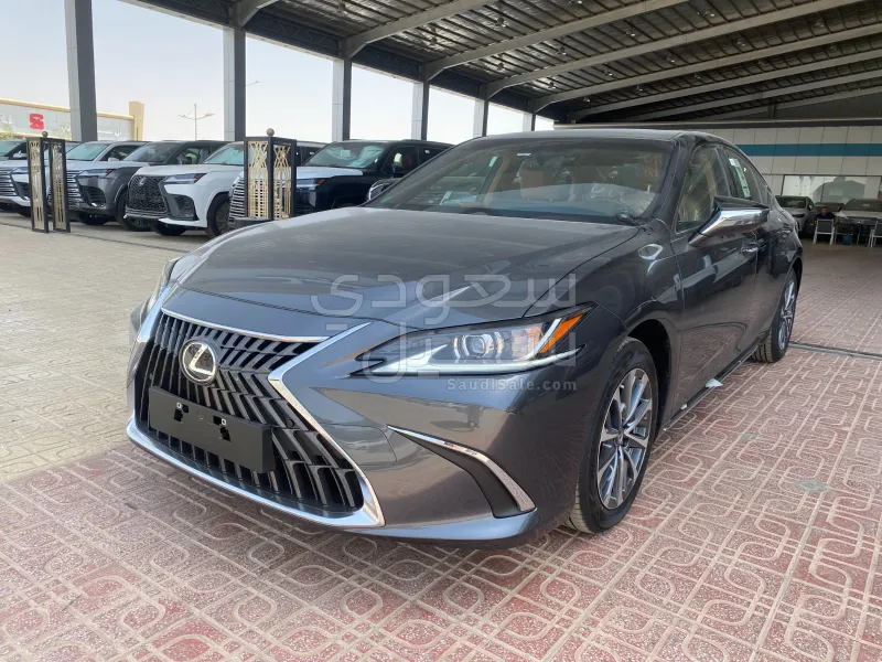 2025 لكزس إي إس 350