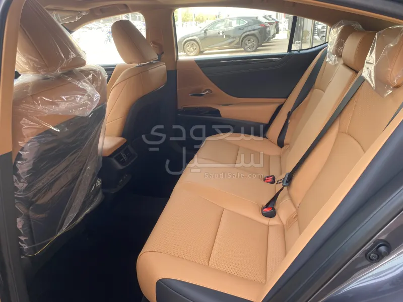 2025 لكزس إي إس 350