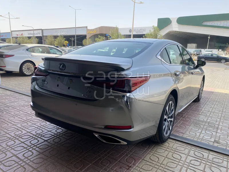 2025 لكزس إي إس 350