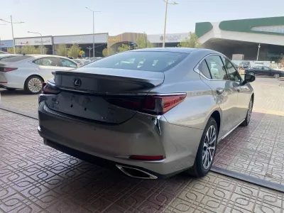 2025 لكزس إي إس 350