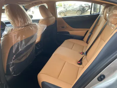 2025 لكزس إي إس 350