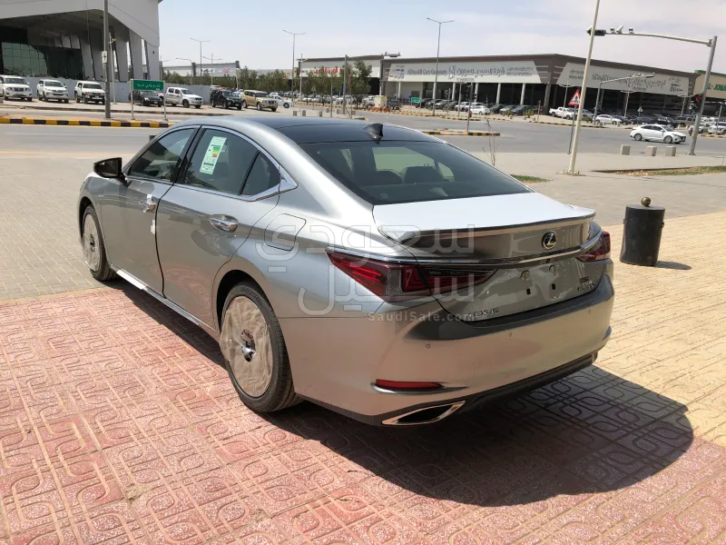 2025 لكزس إي إس 350