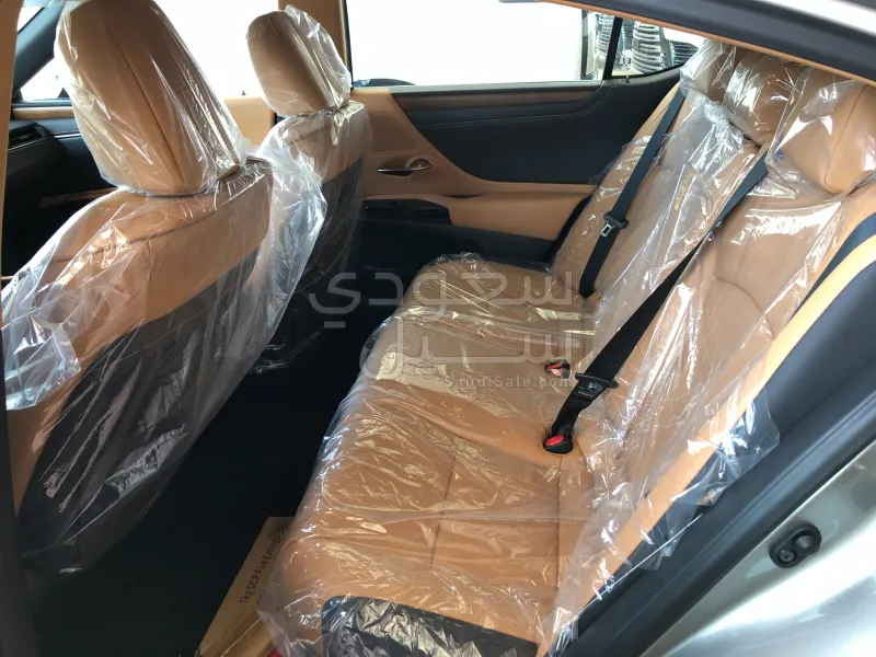 2025 لكزس إي إس 350