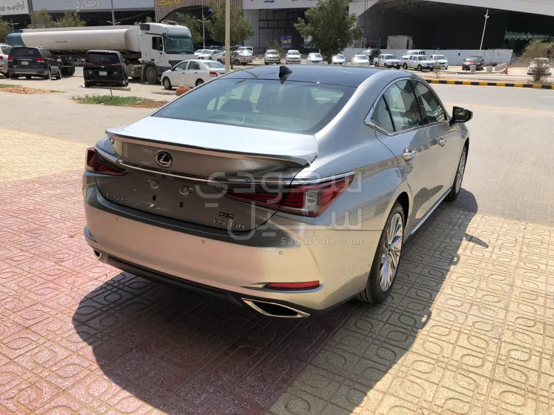 2025 لكزس إي إس 350