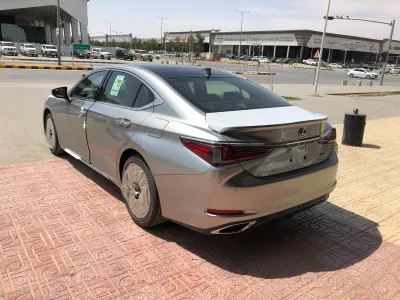 2025 لكزس إي إس 350