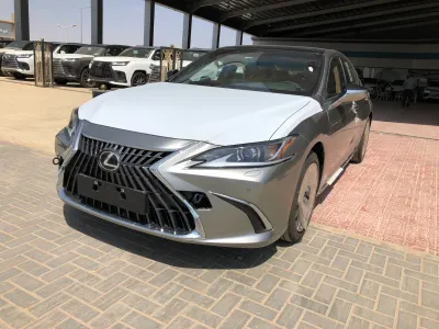 2025 لكزس إي إس 350