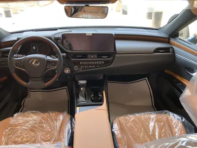 2025 لكزس إي إس 350