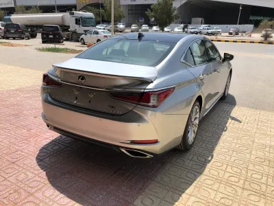 2025 لكزس إي إس 350