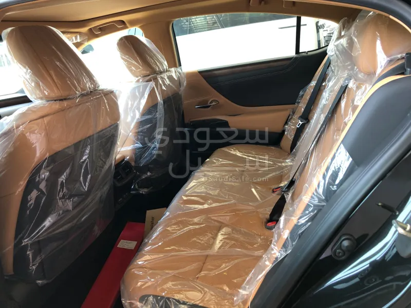 2025 لكزس إي إس 350