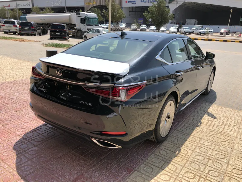 2025 لكزس إي إس 350