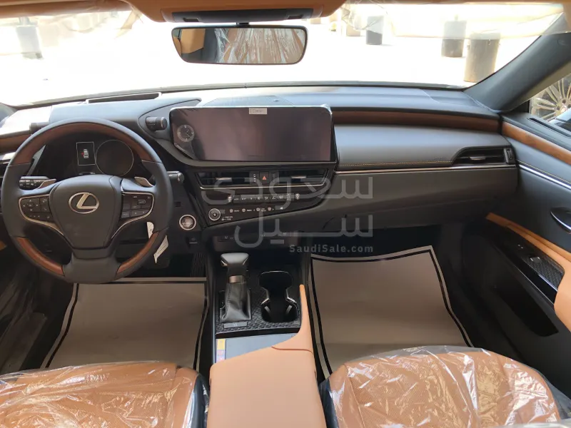 2025 لكزس إي إس 350