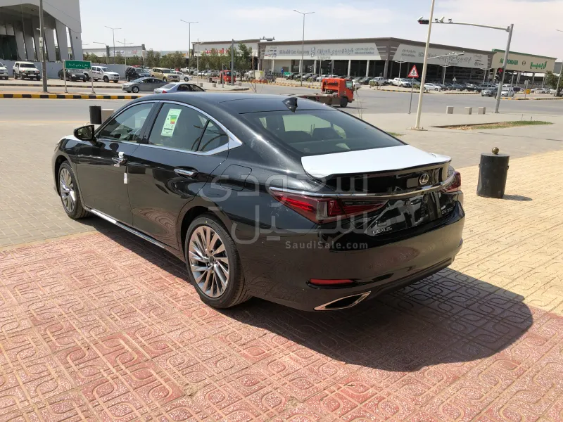 2025 لكزس إي إس 350