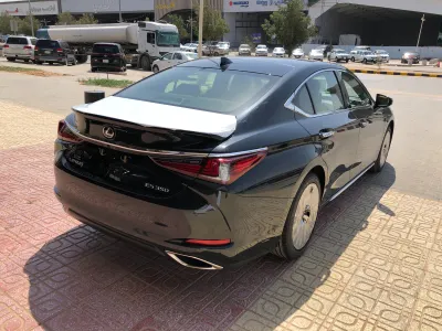 2025 لكزس إي إس 350