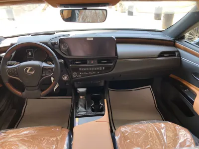 2025 لكزس إي إس 350