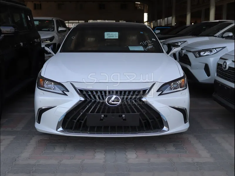 2025 لكزس إي إس 350