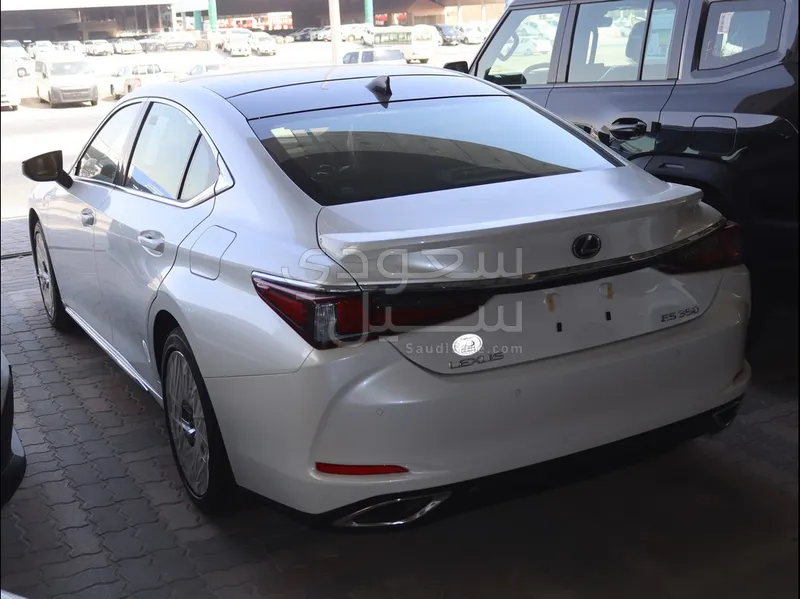 2025 لكزس إي إس 350